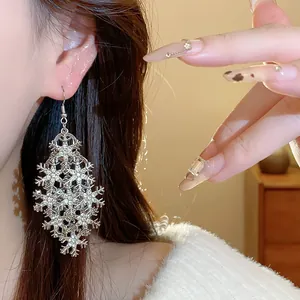 Boucles d'oreilles pendantes flocon de neige en strass argentés pour style de Noël