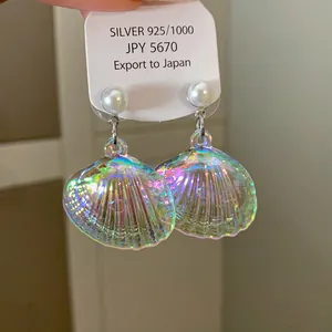 Pendientes de concha de sirena iridiscentes con perlas blancas y agujas de plata 925