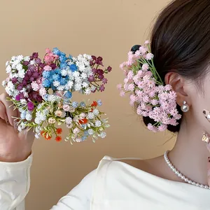 Primo piano di una dolce clip per capelli a fiori rosa indossata con dettagli intricati