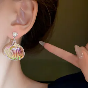 Elegantes pendientes de concha de sirena irisada con perla y agujas de plata