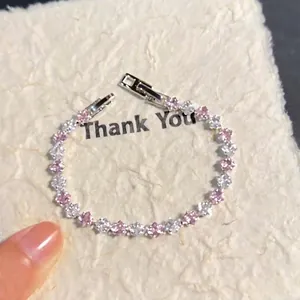 Dettaglio di un bracciale in zirconia con pietre rosa e bianche e chiusura a incastro
