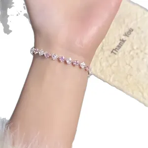 Elegante bracciale stile coreano con zirconi quadrati rosa e bianchi sul polso