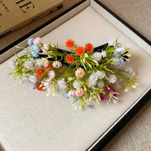 Primo piano di un fermaglio per capelli con fiori di acrilico multicolore su base