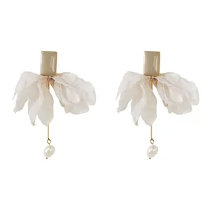 Boucles d'oreilles élégantes avec nœud en tissu blanc, perles et clous en argent S925