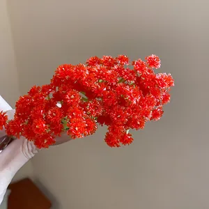 Vista dettagliata dei grappoli di fiori in acrilico rosso su un fermaglio alla moda