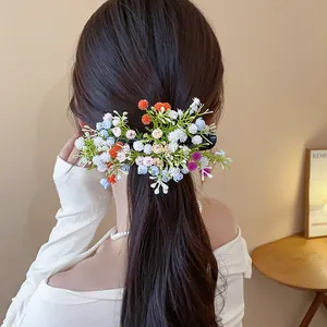 Dettaglio di un grazioso fermaglio in acrilico con grappoli di fiori colorati