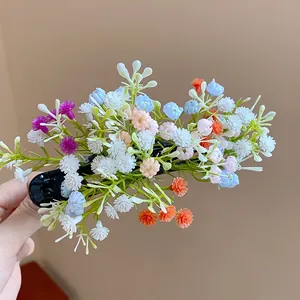 Vista dettagliata di un fermaglio per capelli a fiori multicolori con base in acrilico.