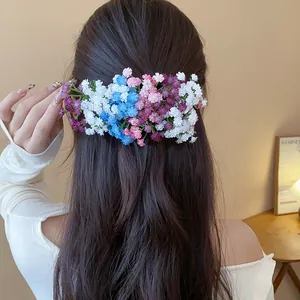 Vista dettagliata di un fermaglio per capelli a fiori colorati per una acconciatura elegante.