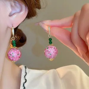 Orecchini pendenti in stile cinese con perle floreali rosa e accenti verdi retrò