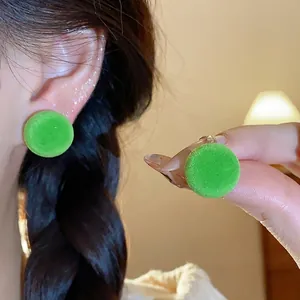 Pendientes de botón circulares flocados verde brillante minimalistas con agujas de plata