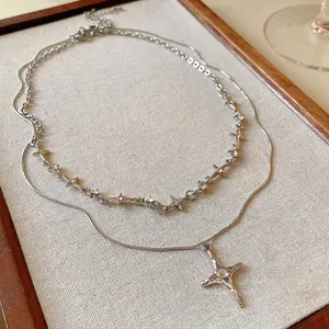 Elegante collana a doppio strato in argento con strass a stella e ciondolo a forma di stella