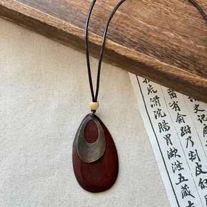 Collier pendentif goutte en bois de style ethnique rétro avec un design zen minimaliste chic