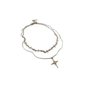 Elegante collana a stella in argento a doppio strato con catena di strass irregolari.