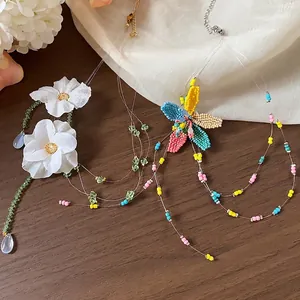 Collana artigianale in stile etnico con fiori in tessuto e perline di vetro colorate su filo