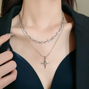 Primo piano elegante di collana a due strati in argento con stelle e strass scintillanti