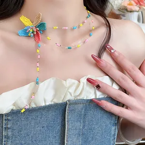 Primo piano macro del ciondolo a fiore di perline colorate su una collana a doppio filo