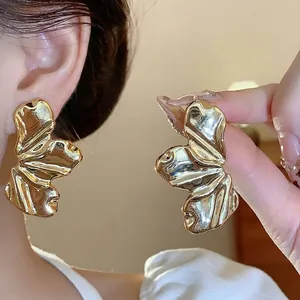 Pendientes de botón de hoja texturizada dorada de alta gama con diseño moderno