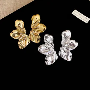 Pendientes de botón elegantes de metal con textura en forma de hoja, oro y plata