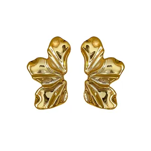 Pendientes de tuerca con forma de hoja dorada texturizada y agujas de plata ley.