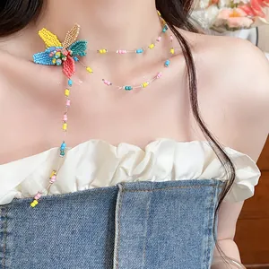 Dettaglio di una collana con ciondolo a fiore in perle di vetro in stile bohémien