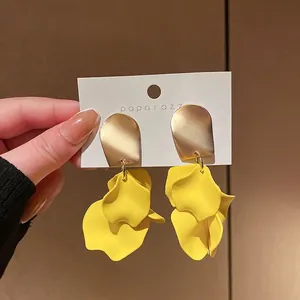 Eleganti orecchini a petalo di fiore giallo con borchie in metallo satinato dorato