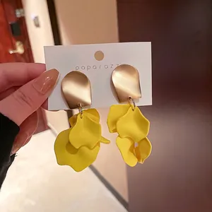 Orecchini a petalo di rosa giallo opaco con accenti in metallo dorato spazzolato