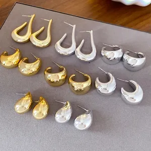 Elegantes pendientes de botón geométricos en forma de U y lágrima en acabado oro y plata