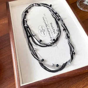 Elegante collana multistrato di perline di vetro con catene nere e argento da donna