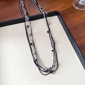 Collana multistrato elegante a catena nera e argento con perle di vetro in stile retrò