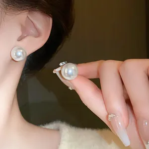 Primer plano detallado de pendientes de perlas retro franceses con cierres de plata