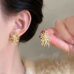 Primo piano di eleganti orecchini a perno a fuoco d'artificio con strass
