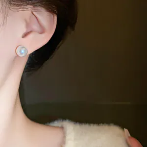 Primer plano de elegante pendiente de perla con estilo francés vintage minimalista