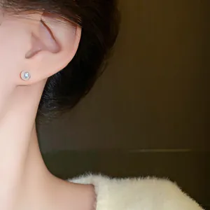 Primer plano detallado de un elegante pendiente de perla blanca de estilo francés retro