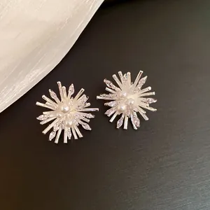 Eleganti orecchini a lobo a forma di fuoco d'artificio con cristalli e perle bianche.