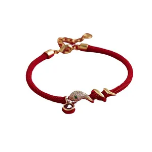 Vergoldetes Schlangenmotiv-Armband mit roter Kordel, Zirkonia und lila Edelstein
