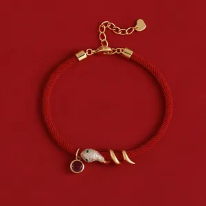 Exquisites vergoldetes Schlangen-Armband aus rotem Seil mit Zirkonia und Edelstein