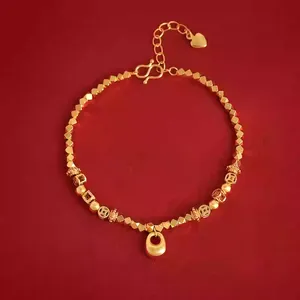 Exquisites vergoldetes Perlenarmband mit traditionellen Münzanhängern auf rotem Grund