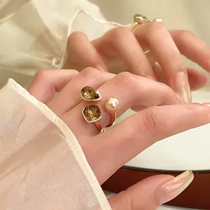 Eleganter vergoldeter offener Ring mit bernsteinfarbenen Steinen und Perlenakzent