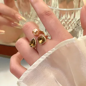 Luxuriöser vergoldeter verstellbarer offener Ring mit eleganter rosa Perle und Kristallen