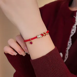 Detailansicht eines vergoldeten Schlangenarmbands mit Zirkonia-Akzenten