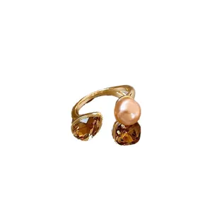Eleganter vergoldeter offener Ring mit Perle und bernsteinfarbenen Kristallen im Vintage-Stil