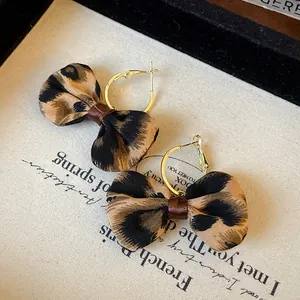 Elegante Vintage-Ohrringe mit Leopardenmuster-Stoffschleife und goldenen Reifen für den Sommer