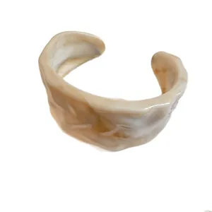 Bracciale rigido aperto in acrilico crema vintage con trama ondulata irregolare per donne