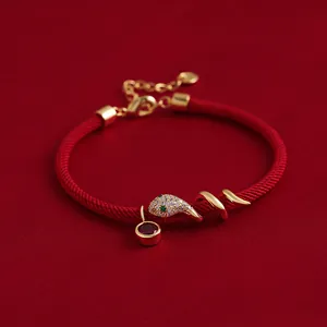 Detailansicht des vergoldeten Schlangenarmbandes mit Zirkonias und rotem Edelstein