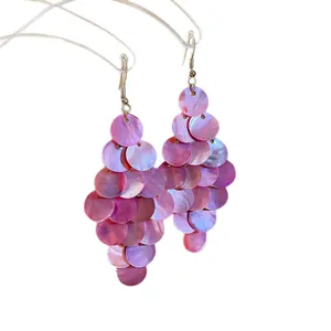 Elegantes pendientes de borla de concha rosa con agujas de plata para un look de lujo.