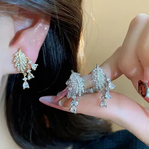 Eleganti orecchini a clip a foglia placcati oro 18 carati con zirconi e nappine