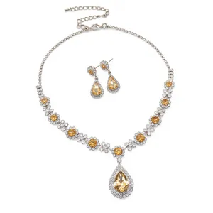 Elegantes silbernes Strass-Schmuckset mit Wassertropfen-Anhänger, Halskette und Ohrringen