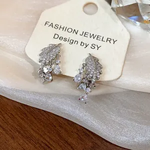 Dettaglio orecchini a clip a forma di foglia placcati oro 18k con zirconi luminosi.