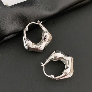 Orecchini a cerchio a U irregolari minimalisti con finitura in argento lucido da donna