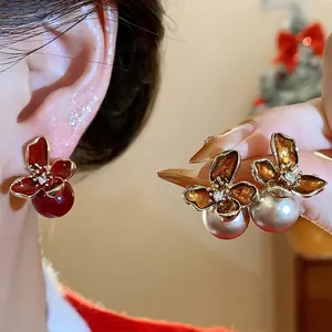 Pendientes vintage con diseño de flores y perlas, agujas de plata y acabado en esmalte